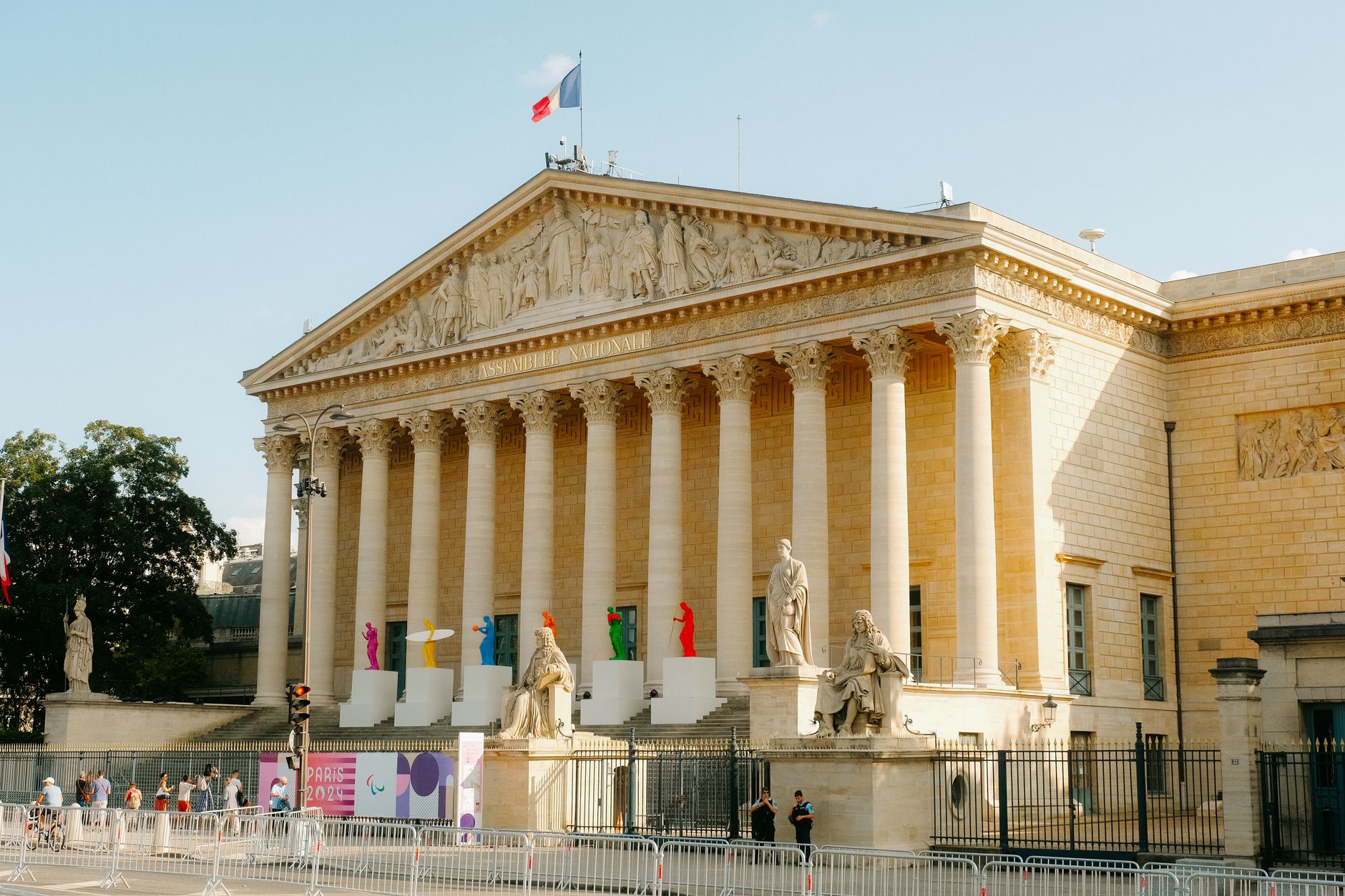 Photo de l'entrée de l'Assemblée nationale, colonnes et drapeau français