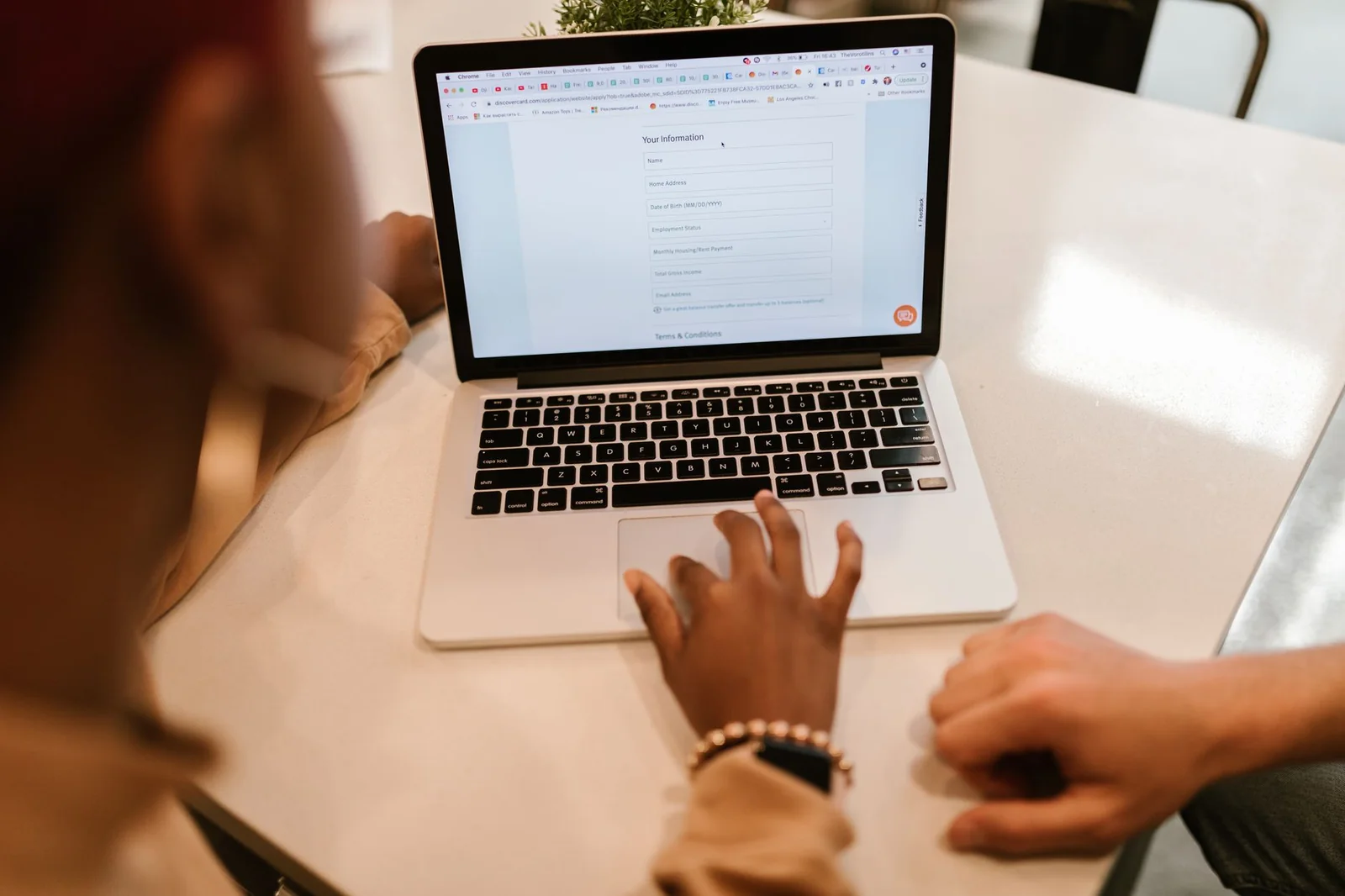 Personne remplissant sa déclaration de ressources sur un ordinateur portable à la maison