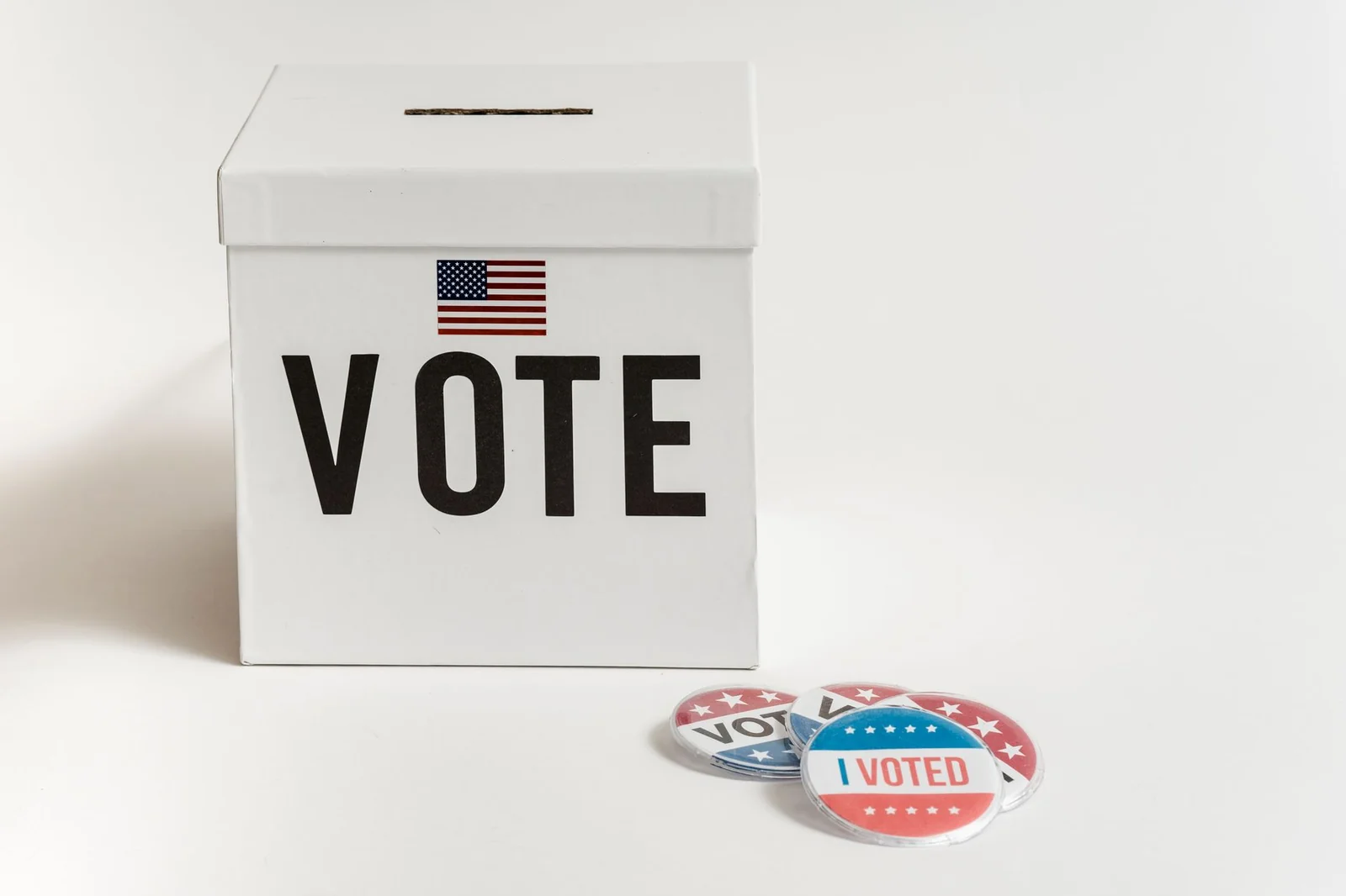 Urne de vote et bulletins représentant le référendum en France