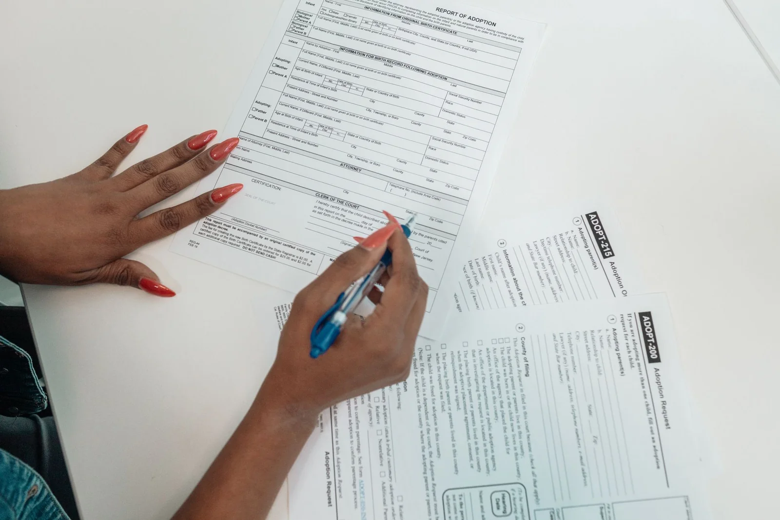 Formulaire de demande RSA sur un bureau avec une main qui signe
