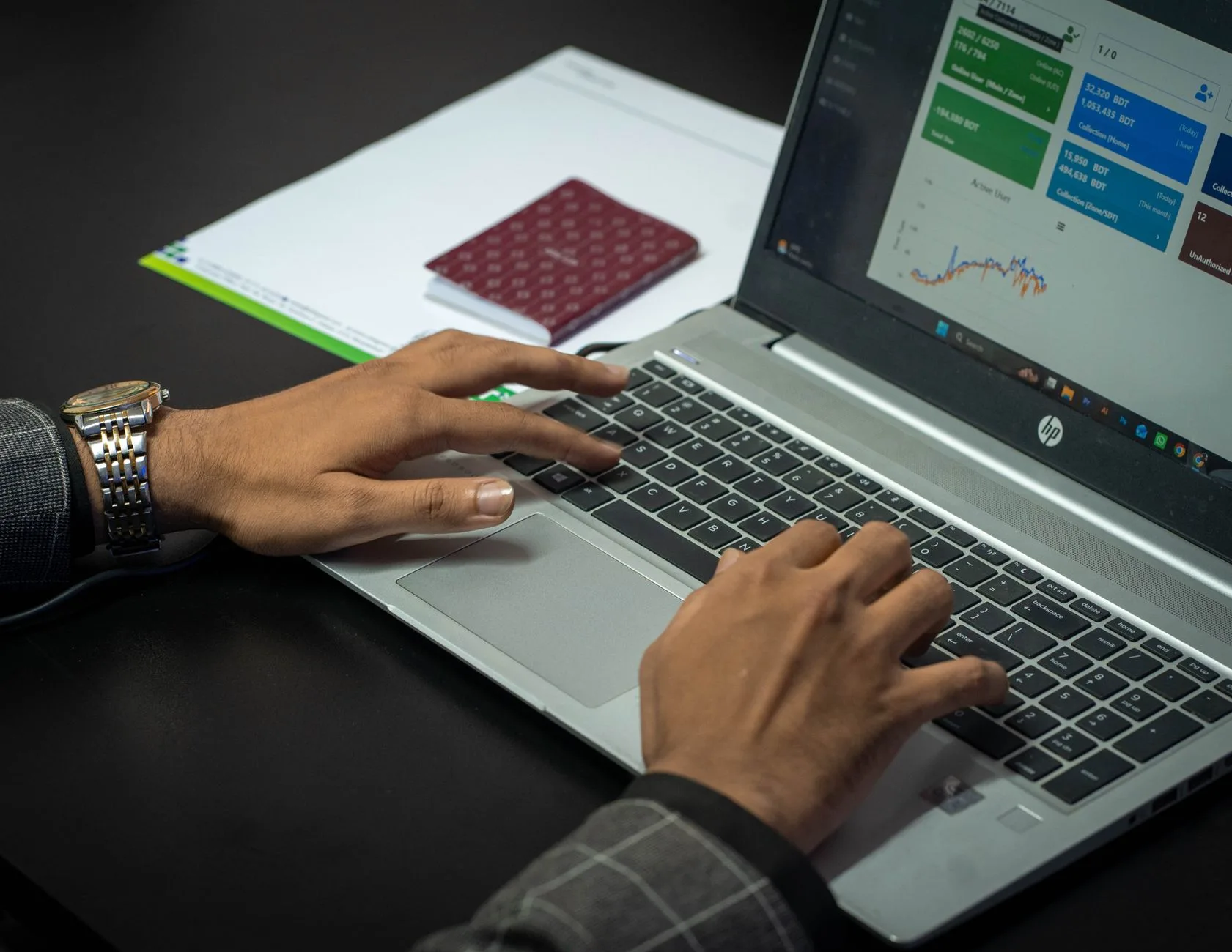 Salarié utilisant un outil d'intelligence artificielle sur son ordinateur au bureau