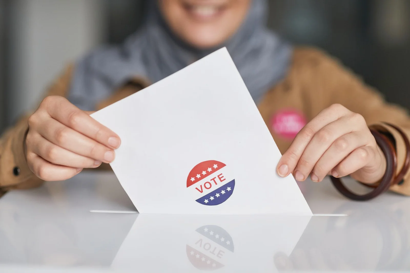 Citoyen glissant un bulletin dans une urne lors d'un vote officiel en France